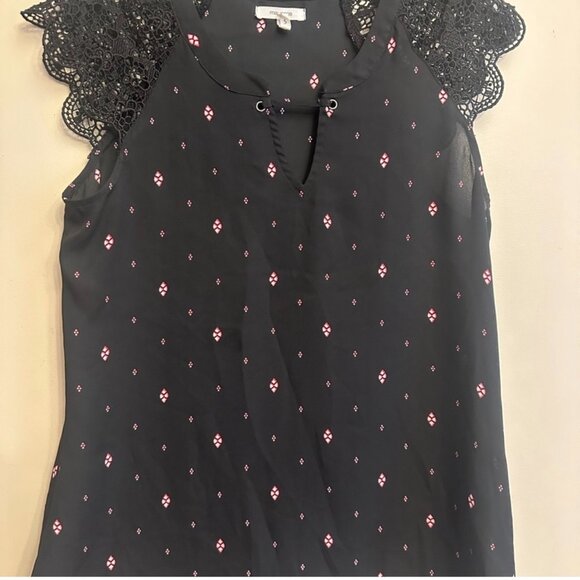 Maurices Black Lace Cap Sleeve Blouse Size Small - Picture 1 of 5